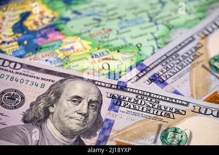 Dollari USA sulla mappa dell'Ucraina. Concetto di sostegno americano a Kiev durante l'operazione militare speciale della Russia Foto Stock