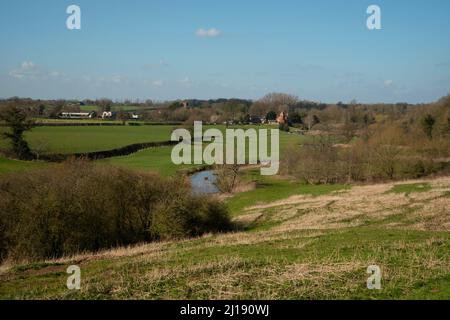 Guardando verso il villaggio di Cheshire di Church Mershull dal ramo di Middlewich del canale Shropshire Union, NW UK Foto Stock
