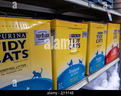 Woodinville, WA USA - circa Febbraio 2022: Vista ad angolo della lettiera di marca Tidy Cats sugli scaffali all'interno di un negozio Petsmart. Foto Stock