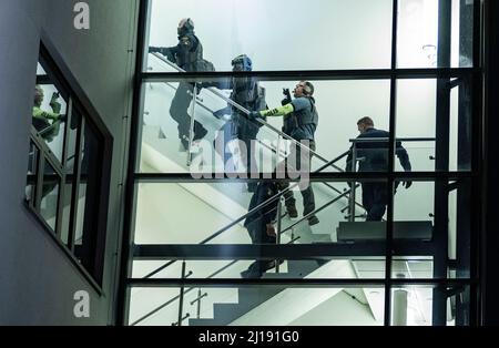 Malmö 2022-03-21 la task force di polizia è in loco e sta cercando la scuola superiore secondaria Malmö Latinskola a Malmö dove due persone sono state ferite prima il lunedì. Poco dopo le ore 5 di lunedì, la polizia è stata allertata ad una scuola superiore nel centro di Malmö, dopo il sospetto che si fosse svolto un grave crimine. Più tardi la sera, la polizia ha annunciato che due donne occupate erano morte per le ferite che hanno ricevuto quando uno studente della scuola le ha attaccate. Foto: Johan Nilsson / TT / Codice 50090 Foto Stock