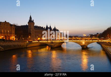 Panorama di Conciergerie e ponte illuminato Pont au cambia durante la notte, Parigi. Foto Stock