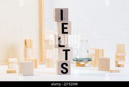 Blocchi di legno con la parola IELTS - test internazionale standardizzato della lingua inglese Foto Stock