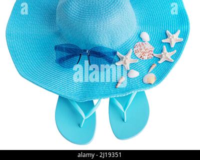 Occhiali da sole, cappello, schiaffi, vacanza estiva. Cappello blu e scarpe da spiaggia sfondo isolato. Foto Stock