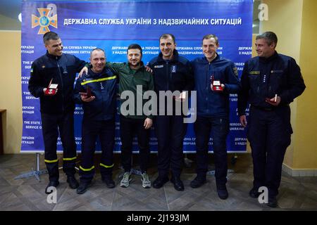 Kiev, Ucraina. 17 marzo 2022. Il presidente ucraino Volodymyr Zelenskyy pone con i dipendenti del servizio di emergenza statale dopo aver assegnato loro medaglie per il loro lavoro eroico nella difesa dell'Ucraina dall'invasione russa, 17 marzo 2022 a Kiev, Ucraina. Credit: Ukraine Presidency/Ukraine Presidency/Alamy Live News Foto Stock