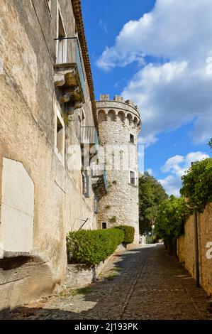 Un colpo verticale di un castello a torre a Monteroduni, una città medievale della regione del Molise, Italia Foto Stock