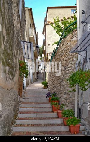 Un colpo verticale di una stretta strada a Monteroduni, una città medievale della regione del Molise, Italia Foto Stock