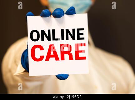 Disegno a mano cura on line iscrizione con gesso bianco sulla lavagna, concetto medico Foto Stock