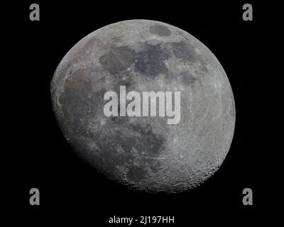 La luna con il 86% di visibilità fotografata da un telescopio su sfondo nero nel marzo 2022 Foto Stock