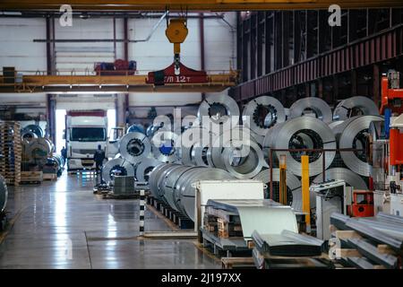 Rotoli di lamiera zincata all'interno dello stabilimento o del magazzino. Foto Stock