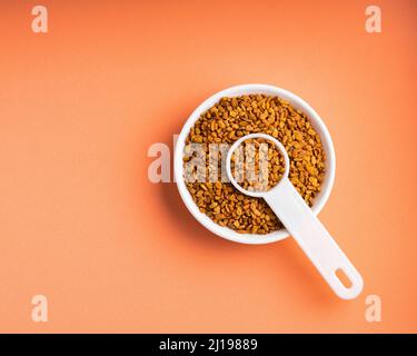 Semi di fieno nella ciotola di ceramica - alimento sano Foto Stock