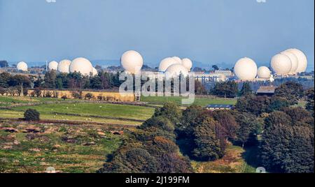 RAF Menwith Hill Air Force Harrogate, che fornisce servizi di supporto per le comunicazioni e l'intelligence al Regno Unito e agli Stati Uniti. Foto Stock