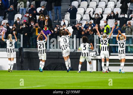 TORINO, ITALIA. 23 MARZO 2022. Juventus Women giocatori festeggiano la vittoria dopo la partita di quarti-finale, prima tappa, della UWCL tra Juventus Women e Olympique Lyonnais Feminin il 23 marzo 2022 presso lo Stadio Allianz di Torino. Credit: Massimiliano Ferraro/Medialys Images/Alamy Live News Foto Stock