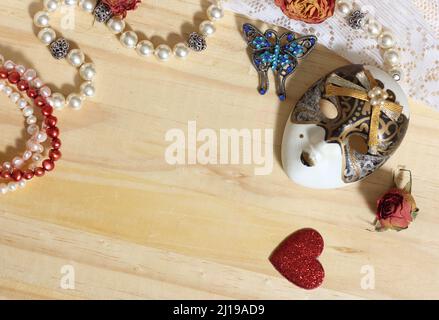 Perla con broccia di amarene, pizzo e rose secche Foto Stock