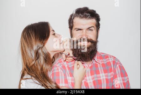 Pubblicità Barbiere. Uomo bearded in barbiere. Il parrucchiere taglia la barba. Rifinitura dei peli del viso. Styling dei capelli. Foto Stock