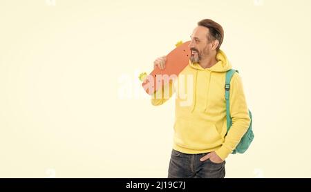 stile hipster maschile casual. spazio copia. mature happy man portare zaino e penny board Foto Stock