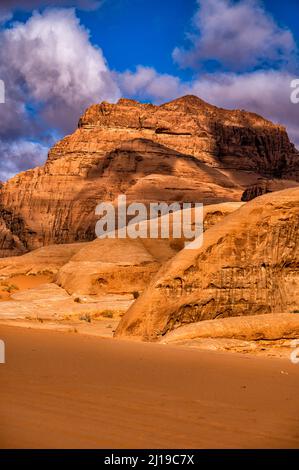 Un paesaggio desertico-montano eccezionale. Wadi Rum Area protetta, Giordania. Foto Stock