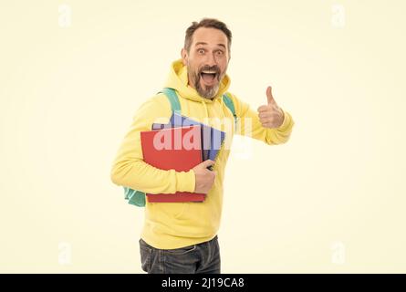 uomo felice maturo portare zaino e notebook. ragazzo sorridente di ritorno a scuola isolato su bianco Foto Stock