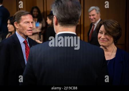 Il senatore Richard Blumenthal (D-CT) e il senatore Amy Klobuchar (D-MN) si congratulano con Patrick Jackson, marito del candidato, dopo la conclusione delle audizioni di conferma del Comitato giudiziario del Senato per la nomina del giudice Kentanji Brown Jackson alla Corte Suprema, presso il Campidoglio degli Stati Uniti, a Washington, DC, mercoledì 23 marzo, 2022. Nel corso delle audizioni di conferma della Corte Suprema del Senato, i senatori discuteranno a lungo il Nominee Kentanji Brown Jackson del Presidente Biden in un'audizione di maratona prima di porre ulteriori domande mercoledì. (Graeme Sloan/Sipa USA) Foto Stock