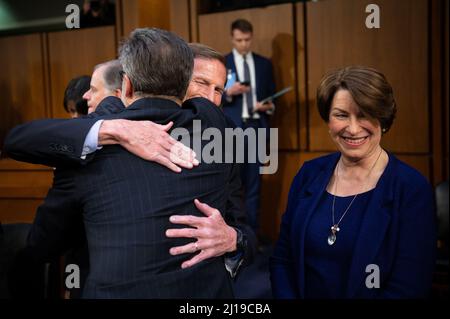 Il senatore Richard Blumenthal (D-CT) e il senatore Amy Klobuchar (D-MN) si congratulano con Patrick Jackson, marito del candidato, dopo la conclusione delle audizioni di conferma del Comitato giudiziario del Senato per la nomina del giudice Kentanji Brown Jackson alla Corte Suprema, presso il Campidoglio degli Stati Uniti, a Washington, DC, mercoledì 23 marzo, 2022. Nel corso delle audizioni di conferma della Corte Suprema del Senato, i senatori discuteranno a lungo il Nominee Kentanji Brown Jackson del Presidente Biden in un'audizione di maratona prima di porre ulteriori domande mercoledì. (Graeme Sloan/Sipa USA) Foto Stock