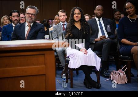 Patrick Jackson, marito del candidato, a sinistra, E Leila Jackson, figlia del candidato, centro, reagire durante le osservazioni conclusive della presidenza durante le audizioni di conferma del Comitato giudiziario del Senato per la nomina del giudice Kentanji Brown Jackson alla Corte Suprema, presso il Campidoglio degli Stati Uniti, a Washington, DC, mercoledì 23 marzo, 2022. Nel corso delle audizioni di conferma della Corte Suprema del Senato, i senatori discuteranno a lungo il Nominee Kentanji Brown Jackson del Presidente Biden in un'audizione di maratona prima di porre ulteriori domande mercoledì. (Graeme Sloan/Sipa USA) Foto Stock