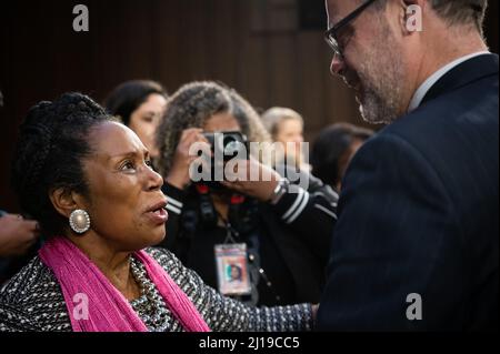 Il rappresentante Sheila Jackson Lee (D-TX) si congratula con Patrick Jackson, marito del candidato, dopo la conclusione delle audizioni di conferma del Comitato giudiziario del Senato per la nomina del giudice Kentanji Brown Jackson alla Corte Suprema, presso il Campidoglio degli Stati Uniti, a Washington, DC, mercoledì 23 marzo, 2022. Nel corso delle audizioni di conferma della Corte Suprema del Senato, i senatori discuteranno a lungo il Nominee Kentanji Brown Jackson del Presidente Biden in un'audizione di maratona prima di porre ulteriori domande mercoledì. (Graeme Sloan/Sipa USA) Foto Stock