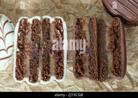 Texture closeup di metà torte brasiliane miele. Mostrando la sua pasta leggera e dulce de leche ripieno. Foto Stock