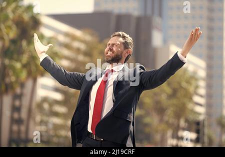 uomo sentirsi libertà. professionista bearded ceo celebrare il successo. uomo d'affari maturo Foto Stock