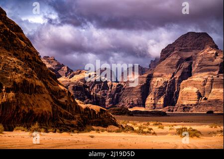 Un paesaggio desertico-montano eccezionale. Wadi Rum Area protetta, Giordania. Foto Stock