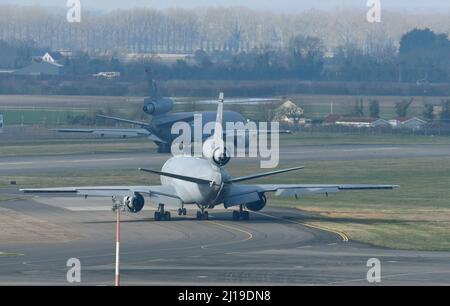 Due aerei di estensione dell'Aeronautica militare statunitense KC-10 assegnati all'Ala per la mobilità aerea del 305th, la Joint base McGuire-Dix-Lakehurst, N.J., si preparano a decollo alla Royal Air Force Mildenhall, Inghilterra, 10 marzo 2022. Il KC-10 è un aereo da carico e autocisterna avanzato Air Mobility Command progettato per fornire una maggiore mobilità globale alle forze armate statunitensi. (STATI UNITI Air Force foto di Karen Abeyasekere) Foto Stock