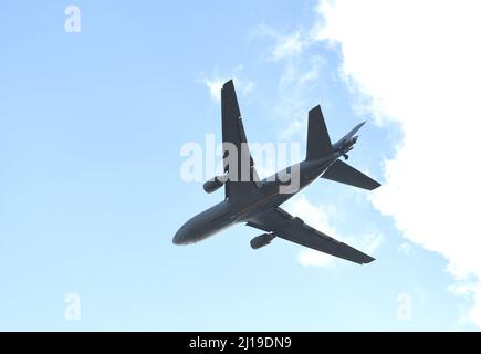 Un aereo di estensione dell'aeronautica degli Stati Uniti KC-10 assegnato all'ala 305th di mobilità dell'aria, base congiunta McGuire-Dix-Lakehurst, N.J., vola sopra la Mildenhall dell'aeronautica reale, Inghilterra, 9 marzo 2022. Il KC-10 è un aereo da carico e autocisterna avanzato Air Mobility Command progettato per fornire una maggiore mobilità globale alle forze armate statunitensi. (STATI UNITI Air Force foto di Karen Abeyasekere) Foto Stock