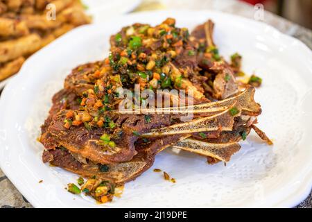 Un delizioso ventaglio di maiale fritto con sale e pepe Foto Stock