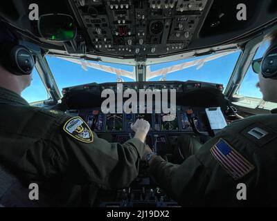 ROYAL AUSTRALIAN AIR FORCE BASE, Australia (Mar. 23 2022) - piloti Lt. CMdR. Mark Lascara e il Lt. Thomas Coffin osservano la Royal Australian Air Force (RAAF) KC-30A Air to Air che rifornisce il loro US Navy (USN) P-8A durante un'evoluzione per il periodo di certificazione della Royal Australian Navy Fleet. Questa è stata la prima evoluzione mai realizzata tra un RAAF KC-30A e un USN P-8A in un ambiente operativo. Il VP-47 conduce le operazioni di pattugliamento marittimo e ricognizione nonché le operazioni di copertura teatrale nell'ambito di un dispiegamento rotazionale nell'area operativa della flotta USA 7th. (STATI UNITI Foto Navy di VP-47 staff.) Foto Stock