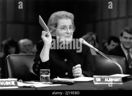 1993 , 23 gennaio , NEW YORK , USA : IL politico americano MADELEINE Korbel ALBRIGHT (Marie Jana Korbelová , 1937 - 2022 ), fu un diplomatico americano che servì come Segretario di Stato degli Stati Uniti nel 64th dal 1997 al 2001 sotto il presidente Bill Clinton . È stata la prima segretaria di stato femminile nella storia degli Stati Uniti. In questa foto Madeleine Albright, che ha testimoniato davanti al Senato Foreign Relations Committee durante la sua audizione di conferma per essere ambasciatore degli Stati Uniti presso le Nazioni Unite , è in possesso di una copia della carta delle Nazioni Unite / Jenkins . Foto di White House fotografo ufficiale R. Foto Stock