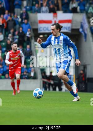 Windsor Park, Belfast, Irlanda del Nord, Regno Unito. 13 Mar 2022. Finale della BetMcLean League Cup – Cliftonville contro Coleraine. La partita di oggi tra Cliftonville (Red) e Coleraine è la prima finale di calcio nazionale mai importante da giocare una domenica in Irlanda del Nord. Jamie Glackin Coleraine. Credit: CAZIMB/Alamy Live News. Foto Stock