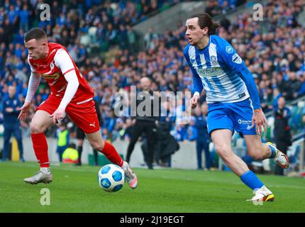 Windsor Park, Belfast, Irlanda del Nord, Regno Unito. 13 Mar 2022. Finale della BetMcLean League Cup – Cliftonville contro Coleraine. La partita di oggi tra Cliftonville (Red) e Coleraine è la prima finale di calcio nazionale mai importante da giocare una domenica in Irlanda del Nord. Jamie Glackin Coleraine. Credit: CAZIMB/Alamy Live News. Foto Stock