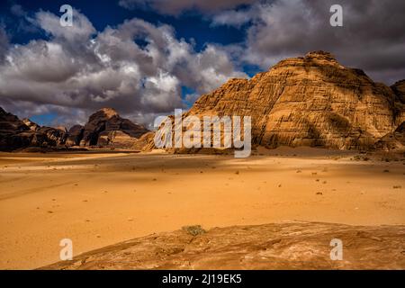 Un paesaggio desertico-montano eccezionale. Wadi Rum Area protetta, Giordania. Foto Stock