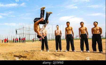 HANDAN, CINA - 24 MARZO 2022 - gli studenti si allenano presso la base di addestramento Plum Blossom Boxing di Handan, provincia di Hubei, Cina, 24 marzo 2022. Foto Stock