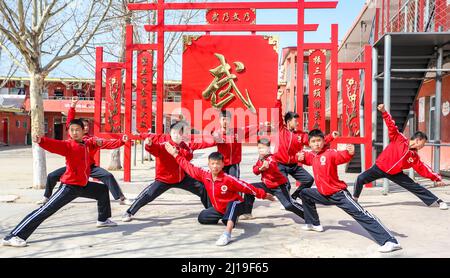 HANDAN, CINA - 24 MARZO 2022 - gli studenti si allenano presso la base di addestramento Plum Blossom Boxing di Handan, provincia di Hubei, Cina, 24 marzo 2022. Foto Stock