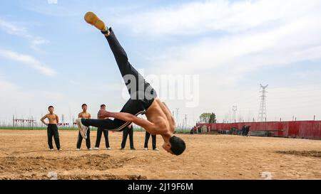 HANDAN, CINA - 24 MARZO 2022 - gli studenti si allenano presso la base di addestramento Plum Blossom Boxing di Handan, provincia di Hubei, Cina, 24 marzo 2022. Foto Stock