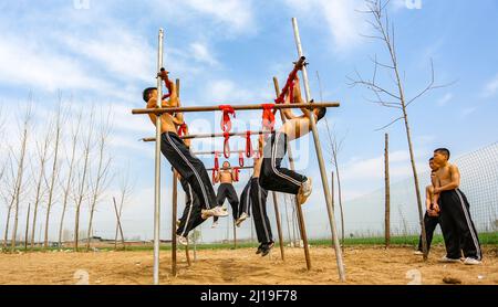 HANDAN, CINA - 24 MARZO 2022 - gli studenti si allenano presso la base di addestramento Plum Blossom Boxing di Handan, provincia di Hubei, Cina, 24 marzo 2022. Foto Stock