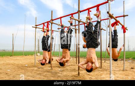 HANDAN, CINA - 24 MARZO 2022 - gli studenti si allenano presso la base di addestramento Plum Blossom Boxing di Handan, provincia di Hubei, Cina, 24 marzo 2022. Foto Stock