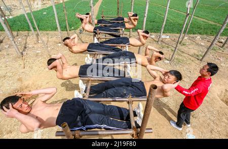 HANDAN, CINA - 24 MARZO 2022 - gli studenti si allenano presso la base di addestramento Plum Blossom Boxing di Handan, provincia di Hubei, Cina, 24 marzo 2022. Foto Stock