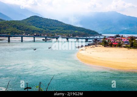 Un piccolo villaggio di pescatori vicino alla costa a nord di da nang e a sud di Hue. Foto Stock