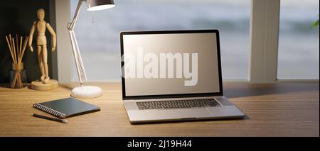 Immagine ravvicinata, moderno computer portatile su un tavolo in legno sotto le luci della lampada da tavolo in un comodo spazio di lavoro domestico. 3d rendering, illustrazione 3d Foto Stock