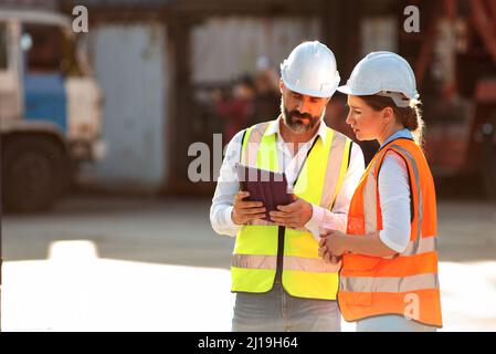 Il problema con l'uomo d'affari che parla e controlla la scatola di caricamento dei contenitori dalla nave di trasporto del carico per l'esportazione di importazione. Foto Stock