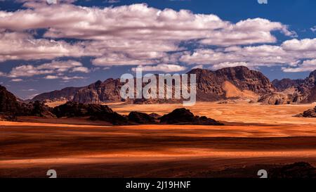 Un paesaggio desertico-montano eccezionale. Wadi Rum Area protetta, Giordania. Foto Stock