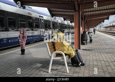 7 marzo 2022, Przemy?l, Polonia: I rifugiati attendono i treni per Cracovia alla stazione ferroviaria di Przemy?l nella Polonia orientale che sono arrivati da varie parti dell'Ucraina attraverso il valico di frontiera che si trova a Medyka. Gli ucraini sfollati che fuggono dalla guerra arrivano al confine polacco di Medyka prima di essere portati in autobus alla stazione ferroviaria di Przemy?l per proseguire i treni per Cracovia e oltre. Si stima che 2 milioni di rifugiati siano entrati solo in Polonia. (Credit Image: © Graham Martin/SOPA Images via ZUMA Press Wire) Foto Stock