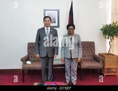 (220324) -- LILONGWE, 24 marzo 2022 (Xinhua) -- il Ministro degli Affari Esteri del Malawi Nancy Tembo (R) e l'ambasciatore cinese nel Malawi Liu Hongyang posano per le foto dopo una cerimonia di firma a Lilongwe, Malawi, 23 marzo 2022. Il Malawi ha firmato mercoledì a Lilongwe un memorandum of understanding (MOU) con la Cina sulla cooperazione tra Belt and Road Initiative (BRI), diventando l'ultimo paese ad aderire al progetto multinazionale. (Ambasciata cinese in Malawi/Handout via Xinhua) Foto Stock