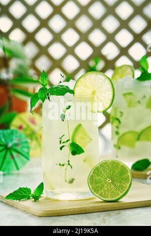 Zenzero Ale o Kombucha in vetro cocktail casereccio lime zenzero limonata. Bevanda indiana da rinfrescare Foto Stock