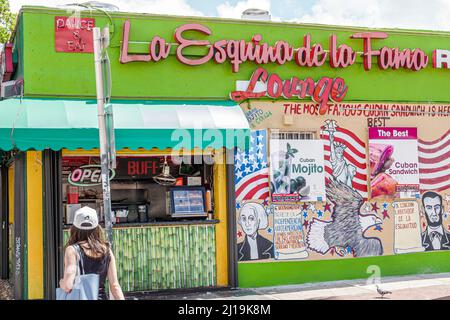 Little Havana Miami Florida Calle Ocho 8 8th Street Hispanic quartiere cubano quartiere storico la Esquina De la fama ristorante fuori dall'esterno ar Foto Stock